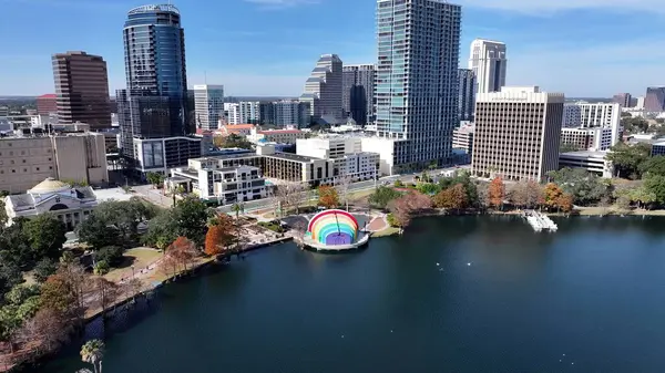 Orlando şehir merkezi, Orlando Florida Birleşik Devletleri. Yukarıdan canlı bir şehrin telaş ve koşuşturmasını yakalamak. Şehir Gökyüzü Arkaplanı Kentsel. Açık Arkaplan Panoramik Şehir. Orlando Florida.