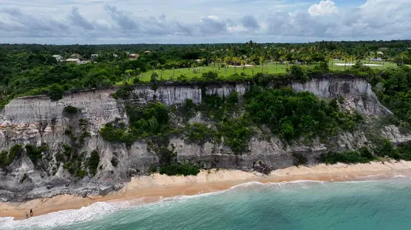 Trancoso Bahia Brezilya 'daki Espelho Plajı. Kristal berrak sularla sersemletici sahilin havadan görünüşü. Issız Manzara Cenneti Vibrant. Terk edilmiş yaz zamanı. Trancoso Bahia.