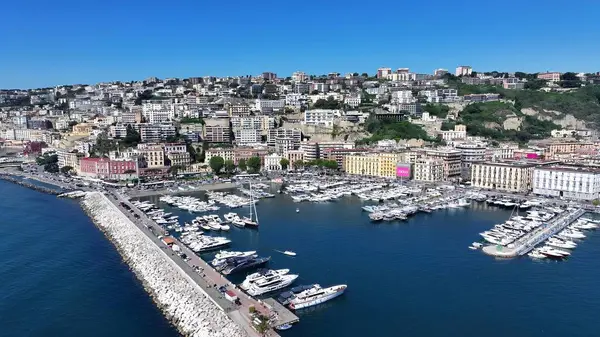 Napoli 'nin silueti Napoli Campania İtalya' da. Turkuaz Okyanus Dalgaları Tropik Sahile Yavaşça Çarpıyor. Şehir Gökyüzü Bulutları Şehir Arkaplanı. Şehir merkezinde geniş bir altyapı var. Napoli Campania.