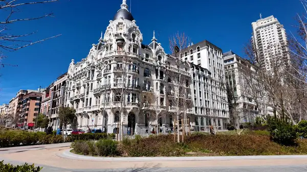 Madrid 'deki Madrid Skyline. Şehir merkezindeki çatıdaki gökdelenin havadan görünüşü. Metropolitan Skyline Binaları Güzel. Bina Mimarlık Şirketi. Madrid İspanya.