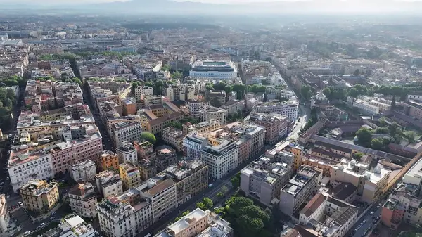 Roma 'da Günbatımı Roma silueti Lazio İtalya. Şehir merkezindeki Landmark Ortaçağ binasının havadan görünüşü. Metropol Peyzaj Gökdelenleri Yapımı Meşgul. Metropole Town 'da. Roma Lazio.