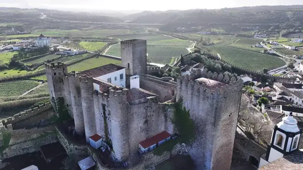 Leiria Portekiz 'in Obidos bölgesindeki Obidos Kalesi. Şehir merkezindeki Landmark Ortaçağ binasının havadan görünüşü. Metropolitan Skyline Binaları Güzel. Bina Mimarlığı Şirketi.