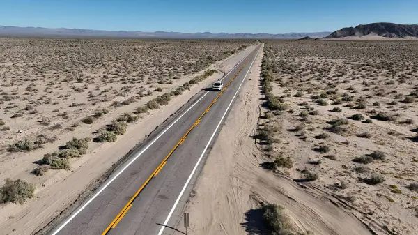 San Bernardino, Kaliforniya 'daki Desert Road. Meşhur bir yoldaki araçların güçlü manzarası. Doğa Gökyüzü Bulutları Gökyüzü Ormanı. Doğa Ufku. San Bernardino California.