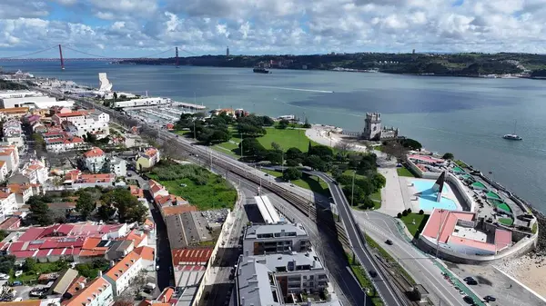 Lizbon 'daki Belem Kulesi. Şehir merkezinin modern binalarla dolup taşması. Metropolitan Skyline Binaları Güzel. Bina Mimarlık Şirketi. Lizbon Portekiz.