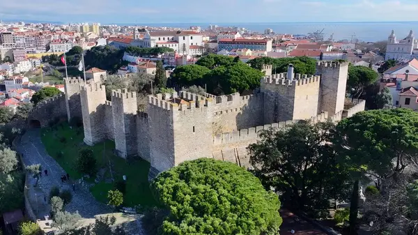 Lizbon 'daki Sao Jorge Kalesi. Şehir merkezindeki Landmark Ortaçağ binasının havadan görünüşü. İnşaat Manzarası Panoramik Şehir Görünümü Meşgul. Panoramik Şehir Manzarası. Lizbon Portekiz.