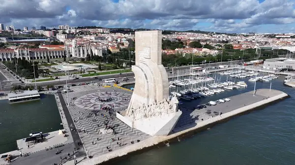 Lizbon 'daki Keşifler Anıtı. Doğal Manzaradaki Ünlü Heykelin Hava Manzarası. İş Bulutları Gökyüzü Şehir Merkezi. İş dünyası geniş çaplı. Lizbon Portekiz.