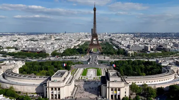 Fransa 'nın Paris Adası' ndaki Eyfel Kulesi. Fransa 'nın başkentindeki ünlü turizm simgelerinin hava manzarası. İnşaat Manzarası Panoramik Şehir Görünümü Meşgul. Panoramik Şehir Görünümü.