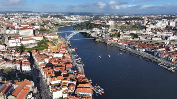 Porto Portekiz 'de Porto Skyline. Turkuaz Okyanus Dalgaları Tropik Sahile Yavaşça Çarpıyor. Şehir merkezindeki iş dünyası. Şehir merkezinin dışında Panning Wide 'da. Porto Portekiz.