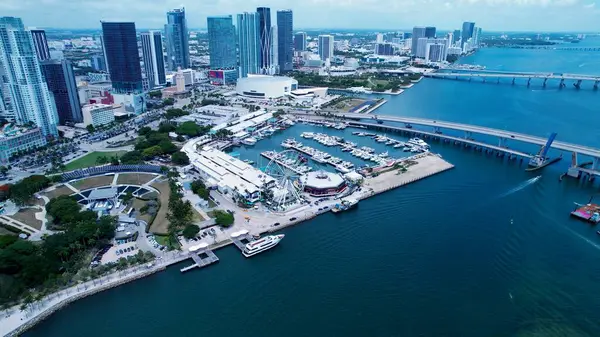 Miami Florida 'daki Manzaralı Binalar. Yüksek binaları ve trafiği olan hareketli bir şehrin havadan görünüşü. Şehir merkezinde Gökyüzü Bulutları. Şehir merkezinin dışında. Ünlü. Miami Florida.