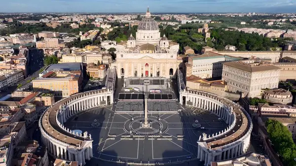 Roma 'daki San Pedro Kilisesi İtalya Vatikan. Şehirdeki ünlü kilisenin nefes kesici manzarası. Metropolitan Skyline Binaları Güzel. Bina Mimarlık Şirketi. Roma İtalya.