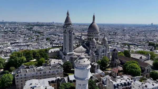 Fransa 'da Paris' teki Sacre Coeur Kilisesi. Göz kamaştırıcı Barok Kilisesi manzarayla çelişiyor. Altyapı Skyline Panoramic City View Awesome. Altyapı Şehir Manzarası.