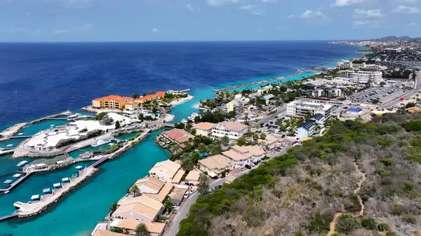 Willemstad Hollanda 'daki Karayip Skyline' ı Curacao. Kristal berrak sularla sersemletici sahilin havadan görünüşü. Sahil Bulutları Yaz mevsimi. Sahil Panorama. Willemstad Hollanda.