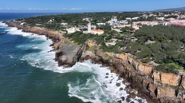 Cascais Lizbon Bölgesi, Portekiz 'deki Guia Deniz Feneri. Mavi gökyüzüne karşı ayakta duran deniz fenerinin kuş bakışı görüntüsü. Cennet Adası Skyline Idyllic Güzeli. Cennet Adası Denizi.