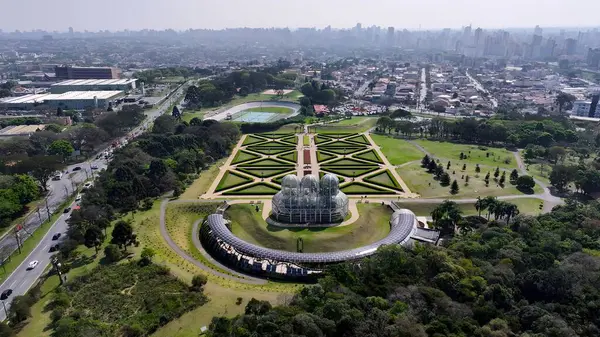 Curitiba Parana Brezilya 'da Curitiba Skyline. Yeşillik ağaçlarıyla çevrili yeşil alanın havadan görünüşü. İnşaat Manzarası Panoramik Şehir Görünümü Meşgul. Panoramik Şehir Manzarası. Curitiba Parana.