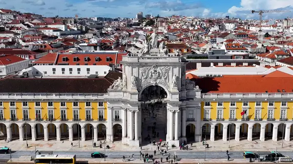 Lizbon 'daki Lizbon Skyline. Yoğun caddeler ve binalarla çevrili bir şehir parkının havadan görünüşü. Metropol Manzarası Panoramik Şehir Manzarası Güzel. Kentsel Panoramik Şehir Görünümü.