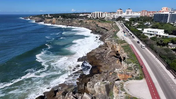 Lizbon 'un Cascais bölgesindeki Cascais Skyline. Trafik sıkışıklığı olan otoyol kavşağı. Sahil Gökyüzü Sahil Kıyısı Yaz Zamanı. Seaside Beach Panoramik. Lizbon 'un Cascais Bölgesi.