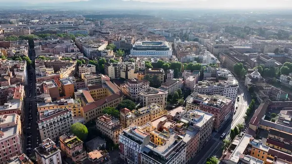 Roma 'da gökyüzü Lazio İtalya' da. Şehir merkezindeki Landmark Ortaçağ binasının havadan görünüşü. İş Bulutları Gökyüzü Şehir Merkezi. Panoramik Şehir. Roma Lazio.