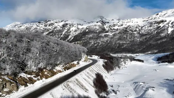 Arjantin 'in Ushuaia' daki tek yol. Muhteşem kır manzarası. Çiftlik ve Orman Ağaçları yakınında. Kar Taneleri Buzul Gölü Keşfi. Kar Taneleri Doğa. Ushuaia Dünyanın Sonu.