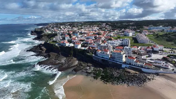 Portekiz 'in Sintra Lizbon bölgesindeki Apple Plajı. Yüksek binaları ve trafiği olan hareketli bir şehrin havadan görünüşü. Shore Clouds Plaj Denizi. Shore Beach Sahili Sahil Hattı. Sintra Lizbon Bölgesi.