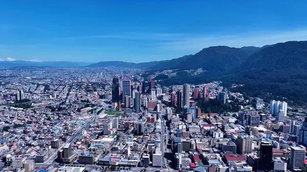 Bogota Bölgesi Başkenti Kolombiya 'daki Bogota Skyline. Yüksek binaları ve trafiği olan hareketli bir şehrin havadan görünüşü. Şehir Gökyüzü Arkaplanı Kentsel. Şehrin yukarısında. Bogota Bölge Başkenti.