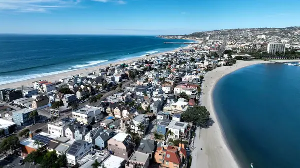 San Diego, Kaliforniya 'daki Mission Plajı. Turkuaz Okyanus Dalgaları Tropik Sahile Yavaşça Çarpıyor. Altyapı Skyline Gökdelenleri çarpıcı. Altyapı Mimarlık Şirketi.