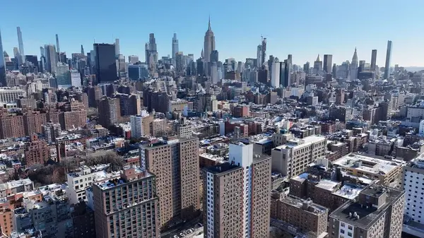 New York 'un merkezinde, Manhattan' da, New York 'ta. İnanılmaz Skysraper 'lar ve caddedeki trafik yukarıdan izleniyor. Metropolitan Peyzaj Ticari Binası Çarpıcı. Metropolitan Atılgan Kasabası.