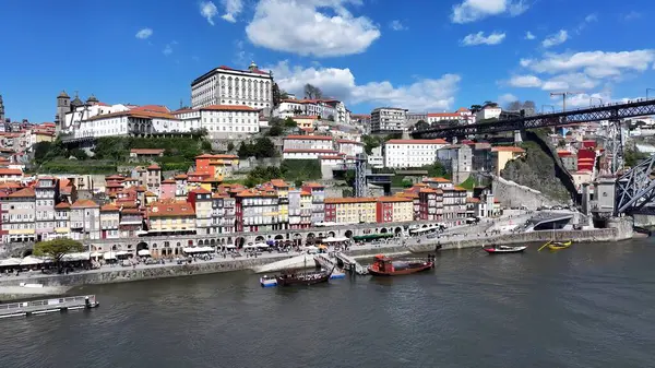 Porto Portekiz 'deki Ribeira Rıhtımı. Bereketli bir tropikal sahil manzarasının nefes kesici görüntüsü. İş Bulutları Gökyüzü Şehir Merkezi. İş dünyası geniş çaplı. Porto Portekiz.