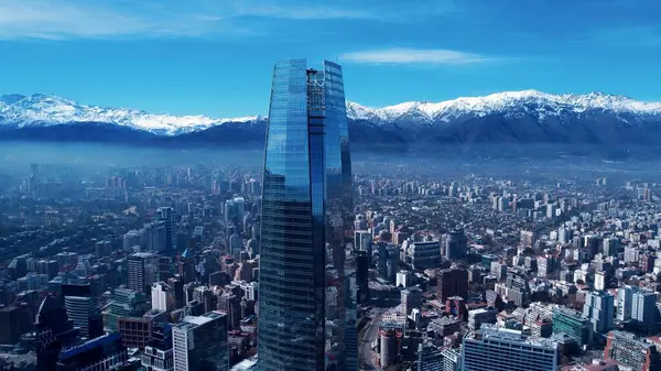Santiago Skyline Şili 'de. Highrise Binası şehir merkezinin siluetine hükmediyor. Metropolitan Peyzaj Ticari Binası Çarpıcı. Metropolitan Atılgan Kasabası. Santiago Şili.