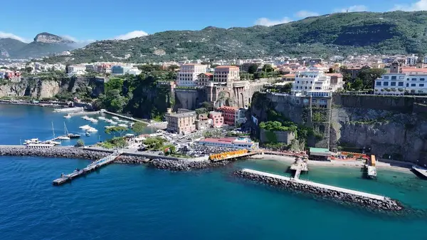 Napoli Campania İtalya 'sında Sorrento Skyline. Büyüleyici Tropikal Sahne Sahnesi Yukarıdan Görünüyor. Horizon Sahili Denizi kıyısında. Shore Seaside Panning Wide 'da. Napoli Campania.