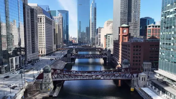 Chicago Skyline, Chicago Illinois Birleşik Devletleri. İnanılmaz Skysraper 'lar ve caddedeki trafik yukarıdan izleniyor. Şehir merkezindeki iş dünyası. İş geçmişleri ünlüdür. Chicago Illinois.