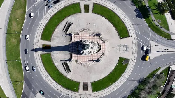 Lizbon Büyükşehir Bölgesi Portekiz 'deki Özgürlük Bulvarı. Otobanda yoğun trafiğin nefes kesici hava manzarası var. İnşaat Manzarası Panoramik Şehir Görünümü Meşgul. Panoramik Şehir Görünümü.