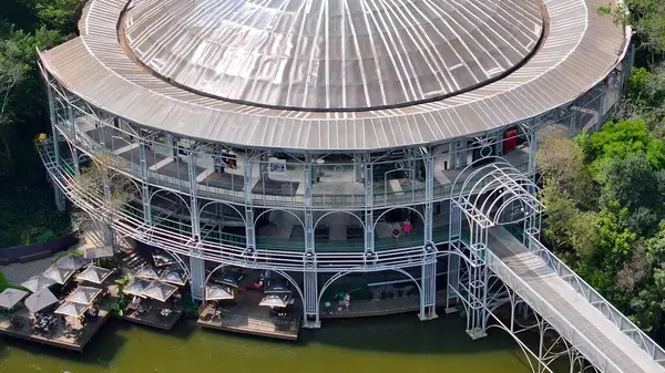 Curitiba Parana Brezilya 'da telgraf operası. Şehrin çarpıcı ikonik eğlence parkının kuş bakışı görüntüsü. Altyapı Skyline Gökdelenleri çarpıcı. Altyapı Mimarlık Şirketi.