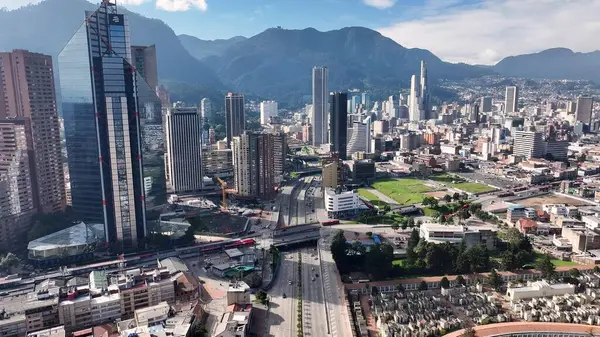 Bogota Bölgesi Başkenti Kolombiya 'daki Bogota Skyline. Yüksek katlı binaların ve şehir yaşamını gösteren trafik gösterilerinin havadan görüntüsü. Şehir Gökyüzü Arkaplanı Kentsel. Şehrin yukarısında. Bogota Bölge Başkenti.