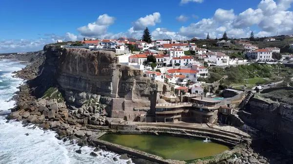 Lizbon 'un Sintra Bölgesi' nde Azenhas Mar Plajı. Yüksek katlı binaların ve şehir yaşamını gösteren trafik gösterilerinin havadan görüntüsü. Shore Clouds Plaj Denizi. Kıyı Dönüşümü Geniş.