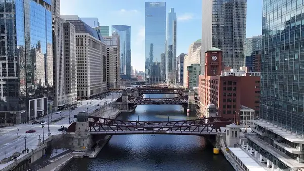Chicago Skyline, Chicago Illinois Birleşik Devletleri. Şehir merkezinin modern binalarla dolup taşması. Altyapı Skyline Gökdelenleri çarpıcı. Altyapı Mimarlık Şirketi.
