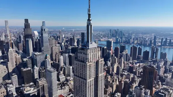 Manhattan, New York 'taki Empire State Binası. Çağdaş binalarla dolu şehir merkezinin havadan görünüşü. Şehir Gökyüzü Bulutları Şehir Arkaplanı. Şehir merkezinde Geniş Arkaplan.