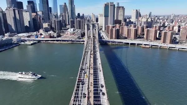 Manhattan 'daki Brooklyn Köprüsü New York Birleşik Devletleri. Trafik, modern bir kablolu yayın konsolu köprüsünün karşısına geçiyor. Şehir Gökyüzü Arkaplanı Kentsel. Şehrin yukarısında. Manhattan New York.