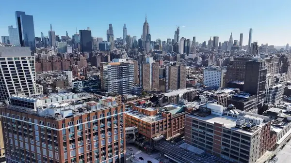 New York Skyline Manhattan 'da New York Birleşik Devletlerinde. Çağdaş binalarla dolu şehir merkezinin havadan görünüşü. İş Bulutları Gökyüzü Şehir Merkezi. Geniş İş Döndürme.