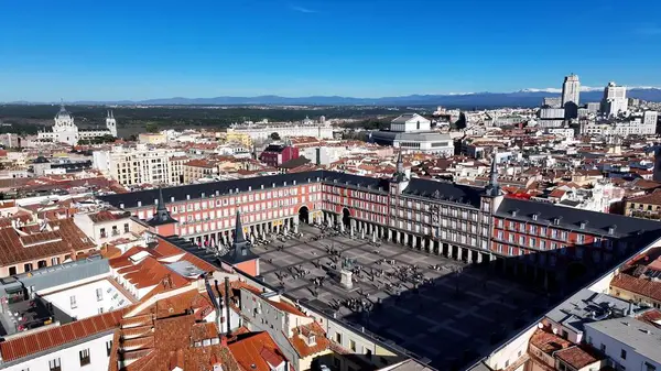 Madrid 'in Plaza Mayor' u. Yeşilliklerle süslenmiş güzel tasarlanmış bir park. İş Bulutları Gökyüzü Şehir Merkezi. İş dünyası geniş çaplı. Madrid İspanya.