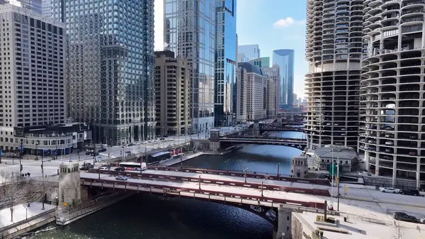 Chicago Riverwalk, Chicago Illinois Birleşik Devletleri. Yüksek binaları ve trafiği olan hareketli bir şehrin havadan görünüşü. Şehir merkezindeki iş dünyası. Şehir merkezinin dışı Geniş Panning.