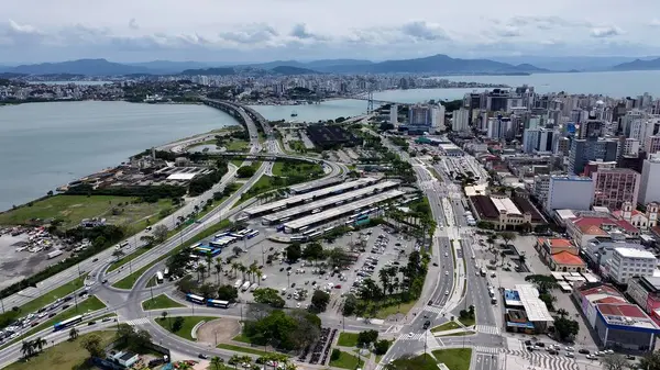Florianopolis 'teki Florianopolis Skyline, Santa Catarina Brezilya. Çağdaş binalarla dolu şehir merkezinin havadan görünüşü. Şehir Gökyüzü Arkaplanı Kentsel. Açık Arkaplan Panoramik Şehir.
