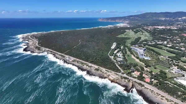 Cascais Skyline, Lizbon Bölgesi, Portekiz. Yaz tatilinde harika bir sahil manzarası olan kuş bakışı. Cennet Adası Skyline Idyllic Güzeli. Cennet Adası Denizi.
