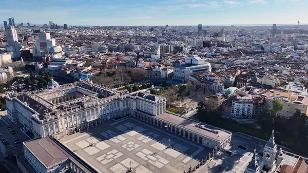Madrid 'deki Madrid Kraliyet Sarayı. Şehir merkezindeki Landmark Ortaçağ binasının havadan görünüşü. İş Bulutları Gökyüzü Şehir Merkezi. Panoramik Şehir. Madrid İspanya.