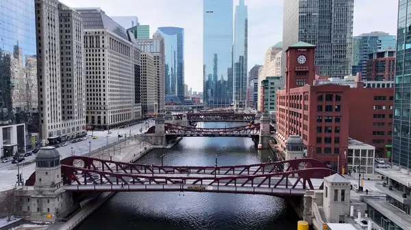 Chicago Illinois 'de Michigan Bulvarı. Yüksek binaları ve trafiği olan hareketli bir şehrin havadan görünüşü. Şehir Gökyüzü Arkaplanı Kentsel. Açık Arkaplan Panoramik Şehir.