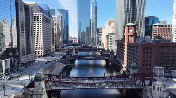 Chicago Riverwalk, Chicago Illinois Birleşik Devletleri. Gökdelenleri Şehir Merkezi Şehir Yaşamını Yansıtıyor. Şehir Gökyüzü Arkaplanı Kentsel. Şehir merkezinin yukarısında. Chicago Illinois.