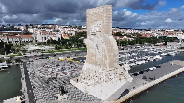 Lizbon 'daki Keşifler Anıtı. Doğal Manzaradaki Ünlü Heykelin Hava Manzarası. Metropolitan Peyzaj Ticari Binası Çarpıcı. Metropolitan Atılgan Kasabası. Lizbon Portekiz.