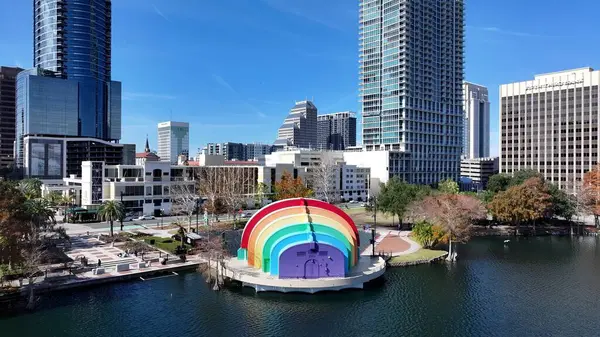 Orlando şehir merkezi, Orlando Florida Birleşik Devletleri. Kuşlar, sokaklar ve binalarla çarpıcı şehir manzarasına bakıyor. Şehir Gökyüzü Bulutları Şehir Arkaplanı. Şehir merkezinde Geniş Arkaplan.