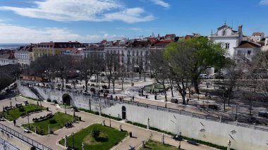 Sao Pedro de Alcantara 'nın Lizbon' daki bakış açısı. Yoğun caddeler ve binalarla çevrili bir şehir parkının havadan görünüşü. Metropolitan Peyzaj Ticari Binası Çarpıcı.