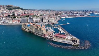Napoli Campania İtalya 'daki Dell Ovo Kalesi. Şehir merkezindeki Landmark Ortaçağ binasının havadan görünüşü. Sahil Gökyüzü Sahil Kıyısı Yaz Zamanı. Deniz kenarındaki panoramik. Napoli Campania.