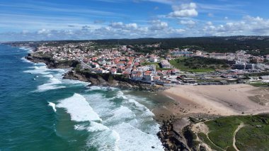 Portekiz 'in Sintra Lizbon bölgesindeki Apple Plajı. Büyüleyici Tropikal Sahne Sahnesi Yukarıdan Görünüyor. Sahil Gökyüzü Sahil Kıyısı Yaz Zamanı. Sahil Sahil Sahili Panoramik. Sintra Lizbon Bölgesi.